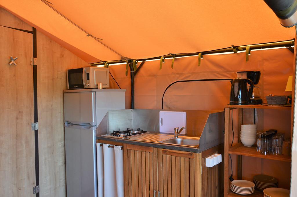 Camping Le Mas De Riri Celles  外观 照片